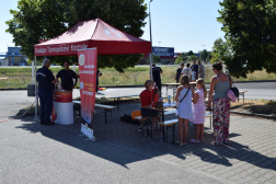 Tűzoltók a barkácsáruház parkolójában