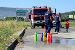Tűzoltók a barkácsáruház parkolójában