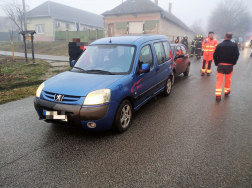 Csúszós utak - ismét közlekedési balesetekhez vonultak a tűzoltók