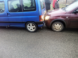 Csúszós utak - ismét közlekedési balesetekhez vonultak a tűzoltók