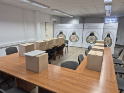 Karácsonyi ajándékcsomagok a tűzoltók segítségével az egyszülős családoknak