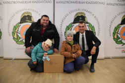 Karácsonyi ajándékcsomagok a tűzoltók segítségével az egyszülős családoknak