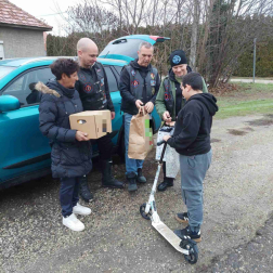 Motoros tűzoltók segítettek rászoruló családokon Tolna vármegyében