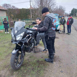 Motoros tűzoltók segítettek rászoruló családokon Tolna vármegyében