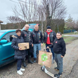 Motoros tűzoltók segítettek rászoruló családokon Tolna vármegyében