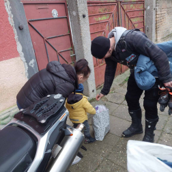 Motoros tűzoltók segítettek rászoruló családokon Tolna vármegyében