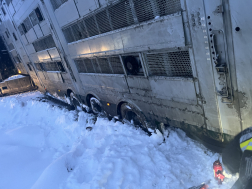 Mágocs -elakadt teherautó