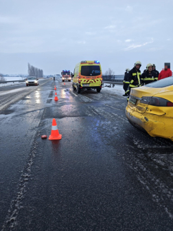  Alsónyék M6 - szalagkorlátnak ütközött autó