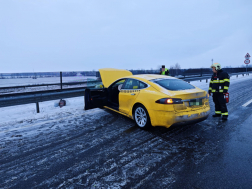  Alsónyék M6 - szalagkorlátnak ütközött autó