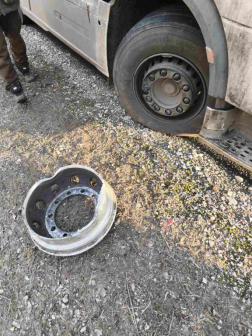 M6 136 - két kamion és egy személyautó