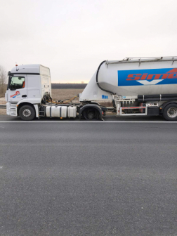 M6 136 - két kamion és egy személyautó