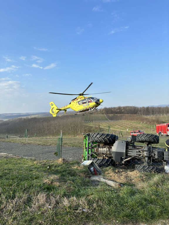 Mőcsény felborult traktor