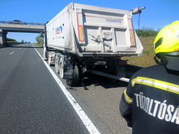 M6 autópálya - kamion autó ütközött