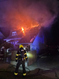 Pörböly - családi ház tetőszerkezete égett
