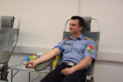 A katasztrófavédelem hivatásos és íróasztal mögött dolgozó rendvédelmi munkatársai közül összesen tizenketten jelentkeztek véradásra.