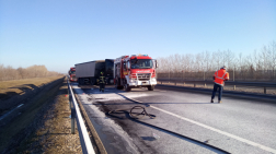 Kigyulladt egy tehergépjármű trélere az M6-os autópályán